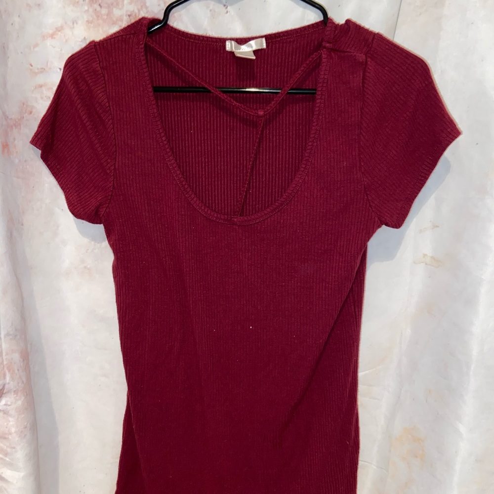 Cute t neck shirt 👠